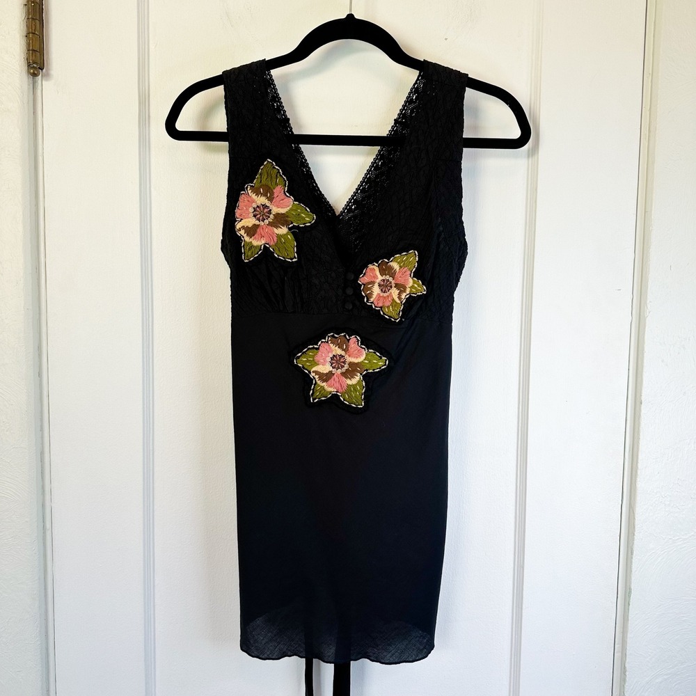 Lulumari | Vintage Y2K 100% Cotton Floral Embroidered Lace V‎ Neck Tie Top Black